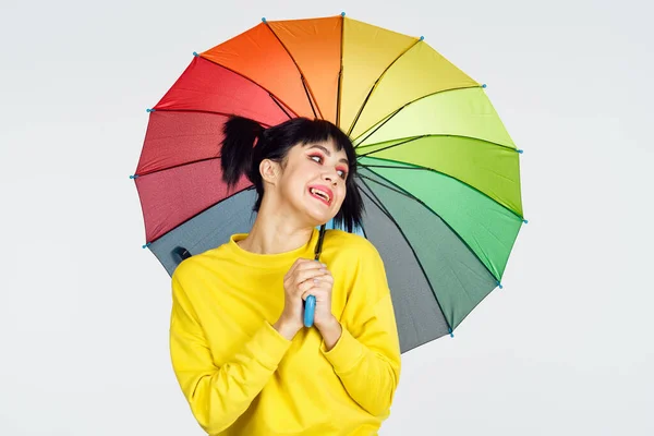 Donna con ombrello multicolore divertente posa moda — Foto Stock