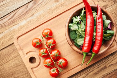 Salata tabağı sıcak biber kırmızı organik mutfak