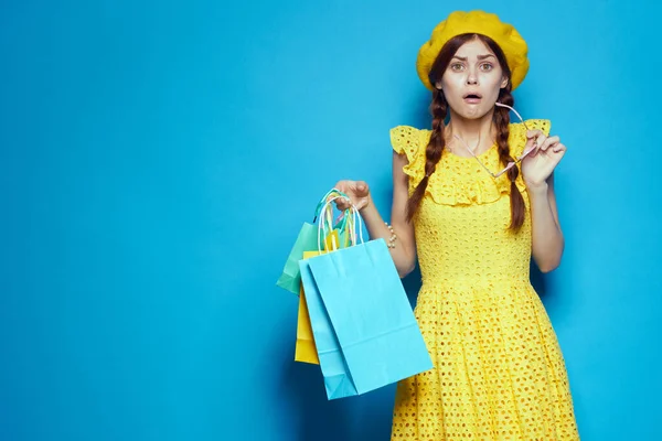Vacker kvinna bär solglasögon poserar shopping mode isolerad bakgrund — Stockfoto