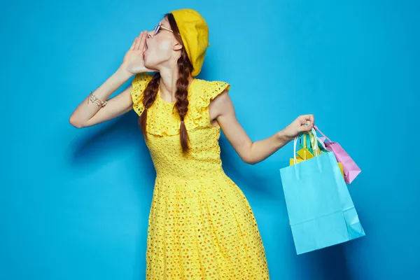 Okouzlující žena s pestrobarevné tašky pózovat izolované pozadí — Stock fotografie