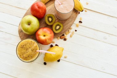 Meyve püresi taze çöl meyveli milkshake üst görünümü