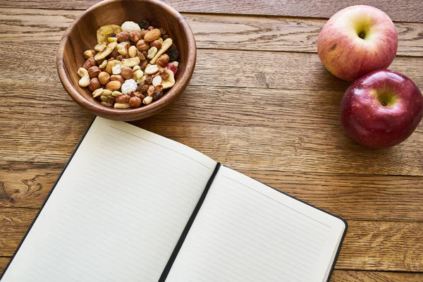 Café da manhã seco cereais notepad dieta fundo de madeira — Fotografia de Stock