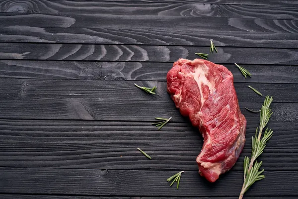 Carne manzo rosmarino bistecca ingredienti tavolo di legno — Foto Stock