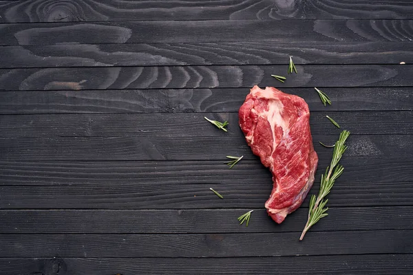 Carne manzo rosmarino bistecca ingredienti tavolo di legno — Foto Stock