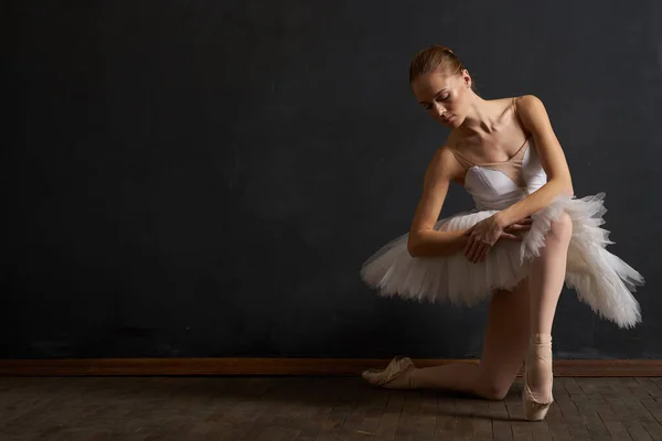 Ballerina dans prestaties klassieke donkere achtergrond traditie — Stockfoto