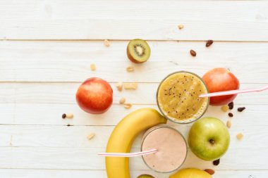 Taze meyve suyu, kefir kokteyli yoğurt kahvaltısı.