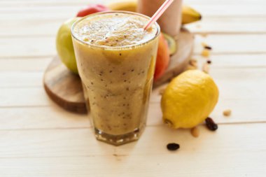 Meyve püresi taze çöl meyveli milkshake üst görünümü