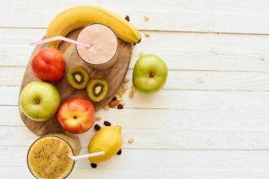 Meyve püresi taze çöl meyveli milkshake üst görünümü