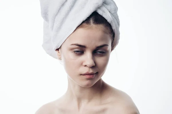 Wanita setelah mandi dengan handuk di kepala berpose perawatan kulit — Stok Foto