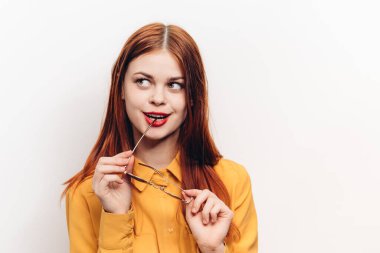 Sarı gözlüklü şık kadın poz veriyor.