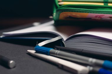 yeşil kalem kutusu kalem tasarımı nesne okul malzemeleri