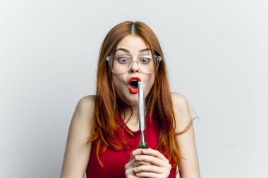 Gözlüklü kadın inşaat aletleri tamir ev işi