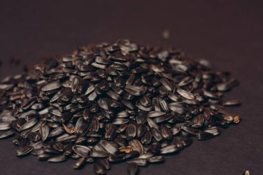 Doğal ürün ayçiçeği tohumları yakın plan yiyecek dağıtıyor.