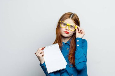 Sarı gözlüklü kadın sekreter not defteri görevlisi.