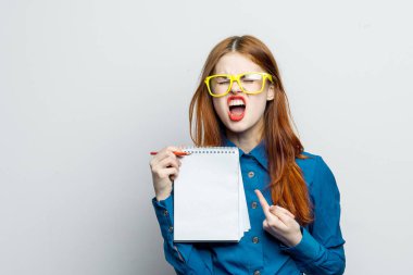 Sarı gözlüklü kadın sekreter not defteri görevlisi.