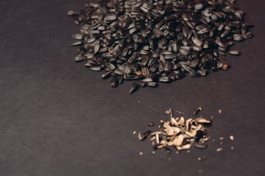 Doğal ürün ayçiçeği tohumları yakın plan yiyecek dağıtıyor.