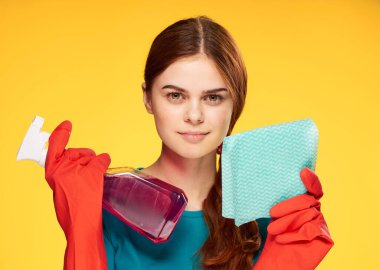 Lastik eldivenli kadın deterjan temizlik sarı arka plan