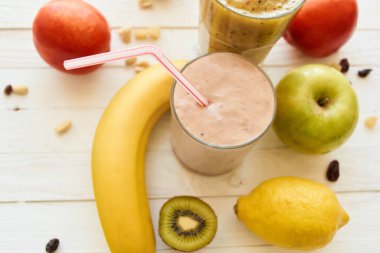 Taze meyve suyu, kefir kokteyli yoğurt kahvaltısı.
