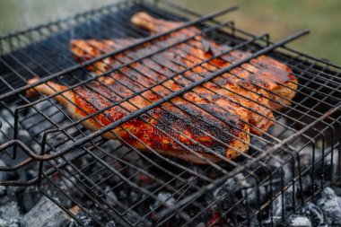 Kömür pişirme ızgara tavuk Brezilya usulü taze hava.