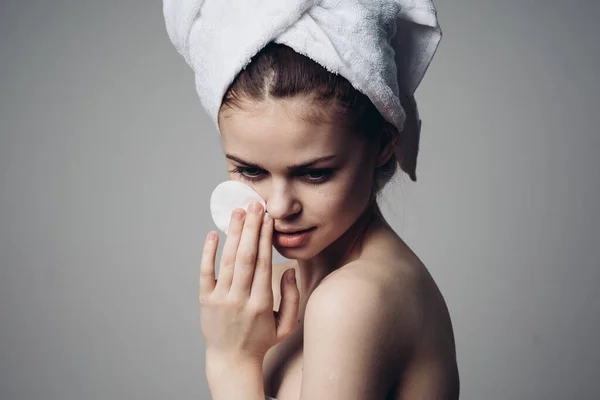 Wanita dengan bantalan kapas di tangannya kulit bersih bahu telanjang setelah mandi — Stok Foto