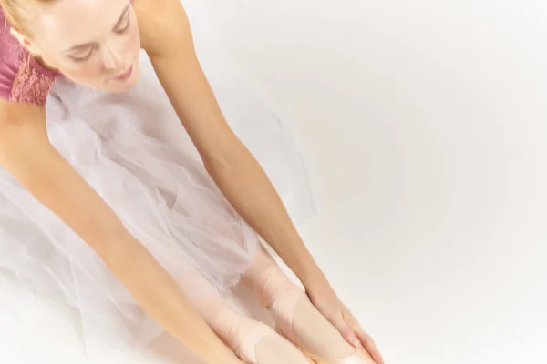 Ballerina-Beine in Spitzenschuhen auf weißem Hintergrund — Stockfoto
