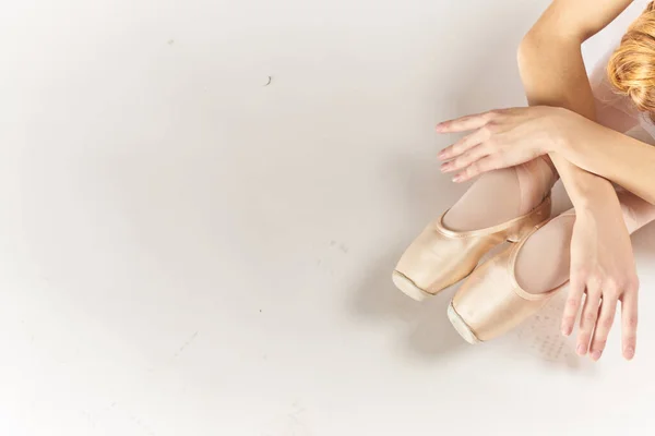 在白色背景下穿着尖皮鞋的芭蕾舞女的腿 — 图库照片