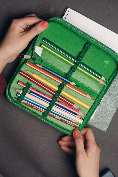 Estuche de lápiz verde con lápices de diseño de objetos útiles escolares —  Fotos de Stock