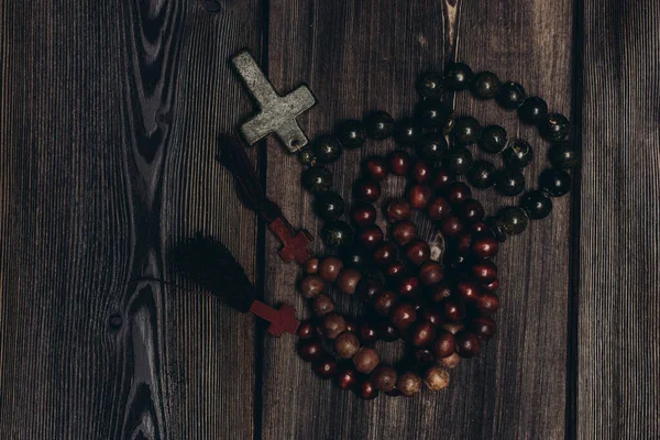 Kralen met orthodox kruis houten achtergrond katholicisme christendom — Stockfoto