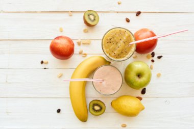 Taze meyve suyu, kefir kokteyli yoğurt kahvaltısı.