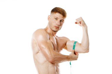 Atletik adam, mezura kas egzersizi yapıyor.