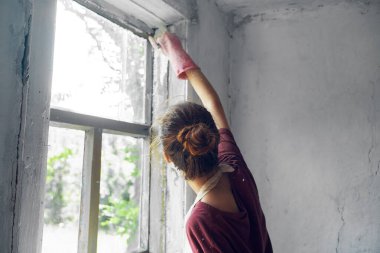 Fırça boyalı pencereli kadın. Ev dekorasyonu.