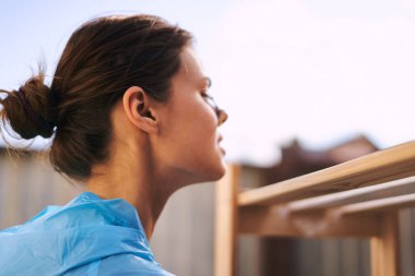 Koruyucu giysi yenileme evindeki kadın ressam