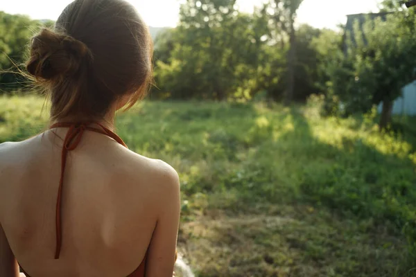 Donna irrigazione piante nel giardino natura in crescita — Foto Stock