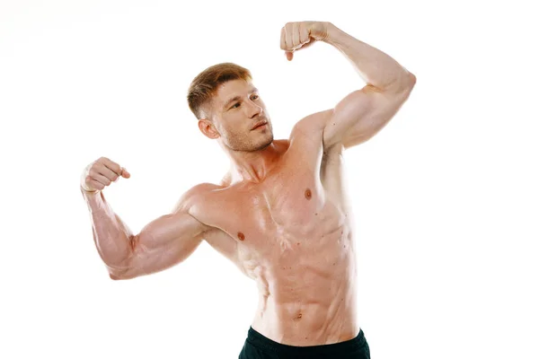 Männlicher Athlet mit aufgepumptem muskulösen Körper posiert Fitness — Stockfoto