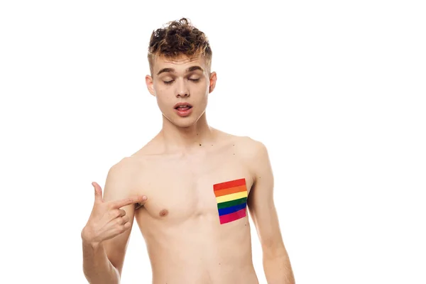 Mężczyzna z nagim tułowia Flaga lgbt makijaż twarzy homoseksualny światło tło — Zdjęcie stockowe