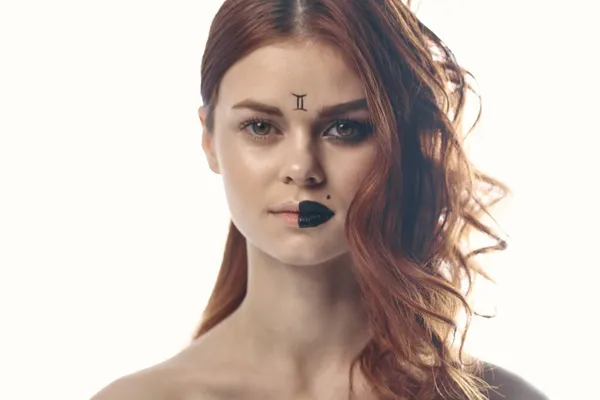 Vacker kvinna med zodiak tecken på ansiktet rött hår närbild — Stockfoto