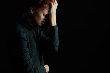 Gözlerinin altında morluklar olan korkmuş bir kadın depresyon geçiriyor.