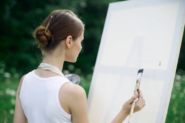 Kadın sanatçı doğa palet tablosu çizer yaratıcı manzara