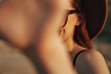 Güneş gözlüklü kadın yaz tatilinde araba seyahatinde.