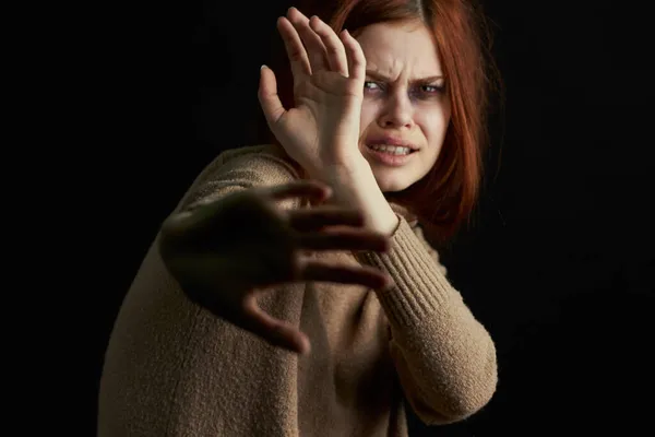 Налякана жінка змінює проблему домашнього насильства — стокове фото