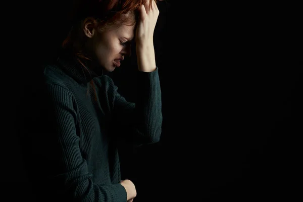 Напуганная расстроенная женщина с синяками под глазами проблемы с депрессией — стоковое фото