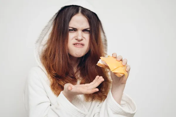 Roodharige vrouw eet een sandwich snack lunch — Stockfoto
