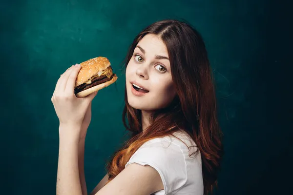Femme gaie manger hamburger collation close-up style de vie — Photo