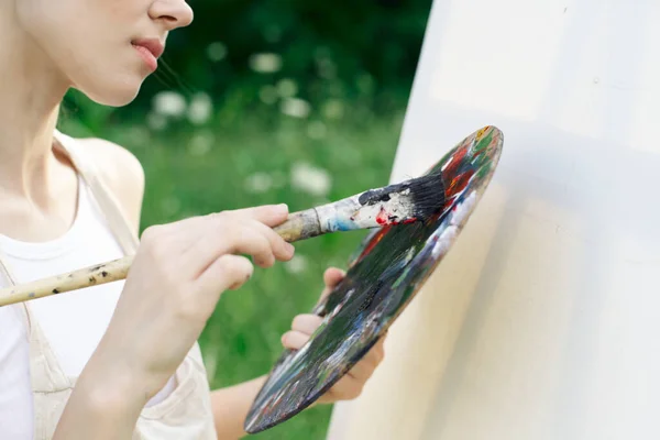 Mujer artista en vestido blanco pintura paleta dibujo de cerca — Foto de Stock