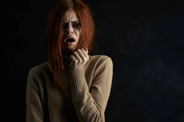 Rémült nő változtatni családon belüli erőszak probléma — Stock Fotó