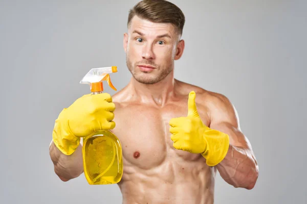 Divertido bombeado hombre guantes de goma detergentes servicio — Foto de Stock