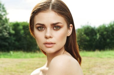 Bir kadının portresi Kozmetoloji doğası yeşil yapraklar yakın çekim