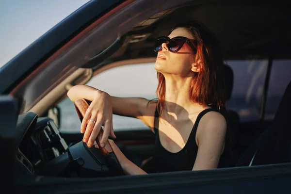 Hübsche Frau mit Sonnenbrille beim Autofahren — Stockfoto