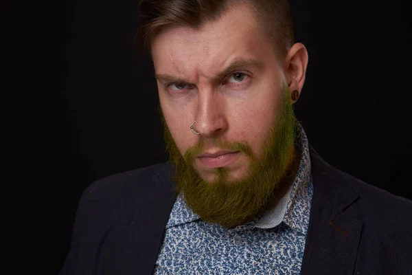 Hombre de negocios de moda en una chaqueta con una barba posando — Foto de Stock