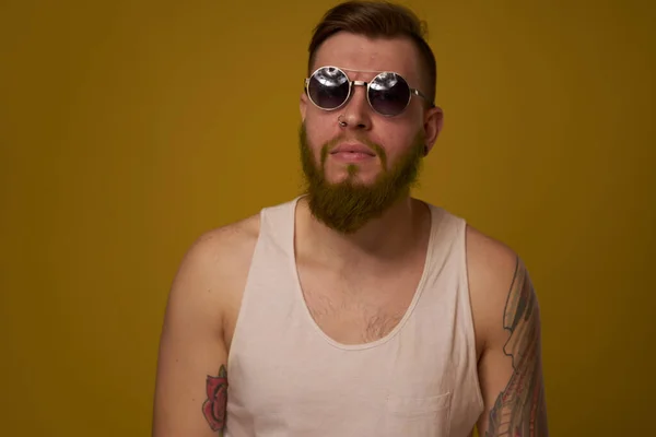 Muž v bílém tričku tetování na pažích módní brýle moderní styl — Stock fotografie